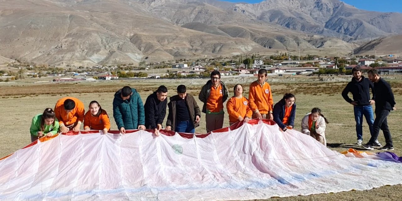 Erzincan'da Özel Çocukların Yamaç Paraşütü Heyecanı