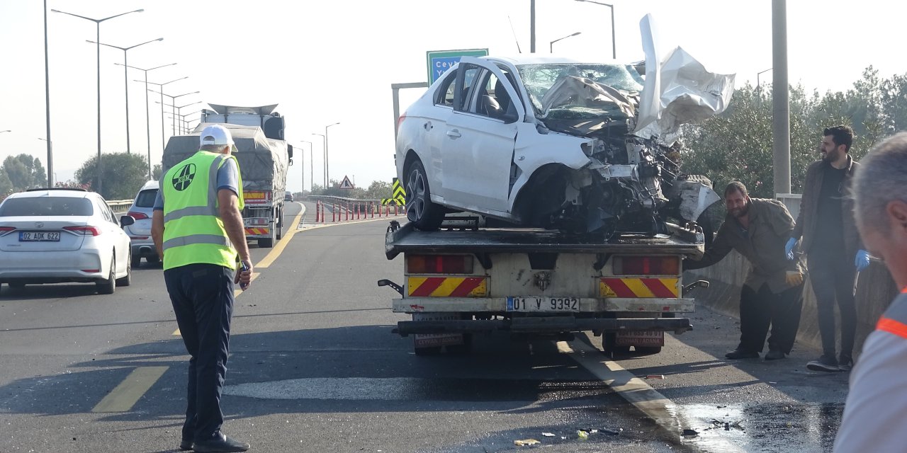 Otoyolda Ters Şeritte Giden Hafif Ticari Araç, Otomobille Çarpıştı; 3 Ölü