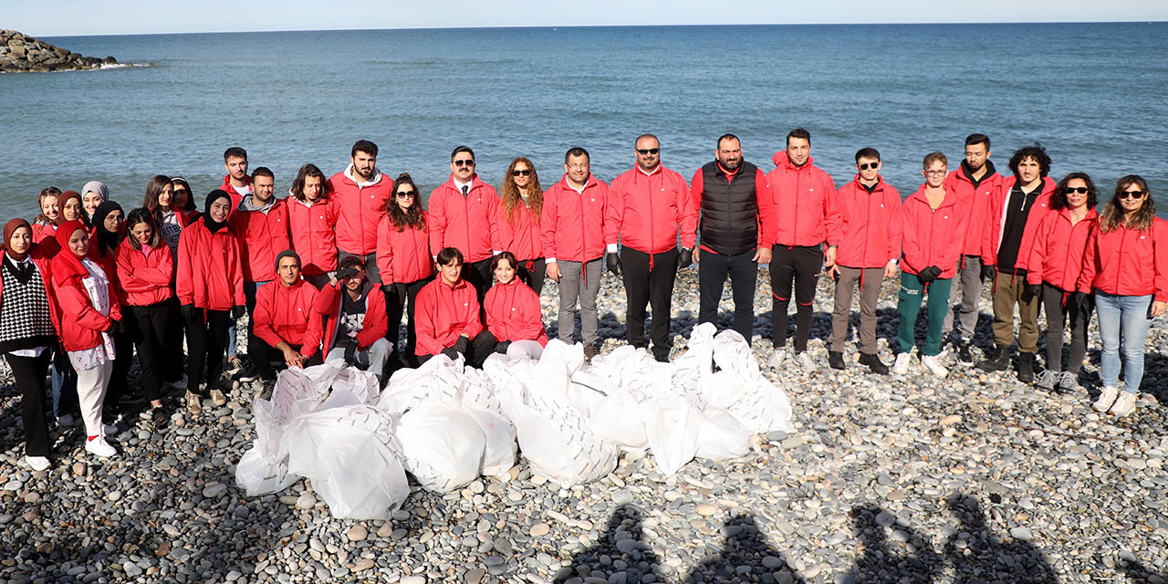 Rize'de kıyı temizliğinde 200 kilo atık toplandı