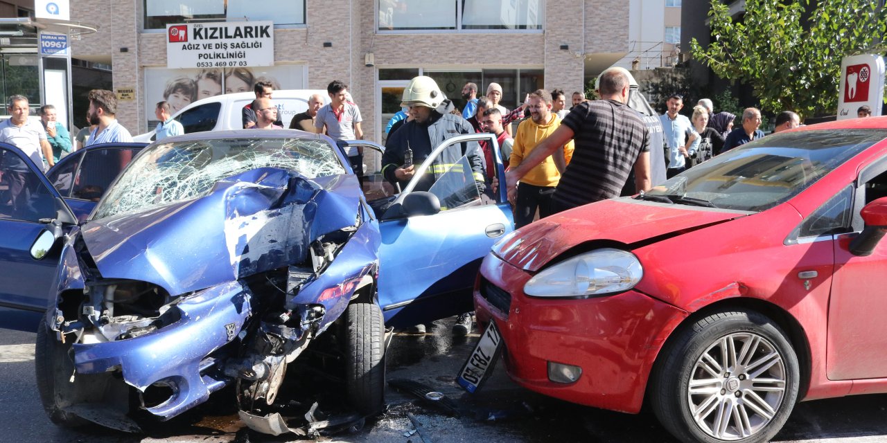 Sınav Dönüşü Kaza; Sürücü Sıkıştı; 1'i Bebek 5 Çocuk Yaralı