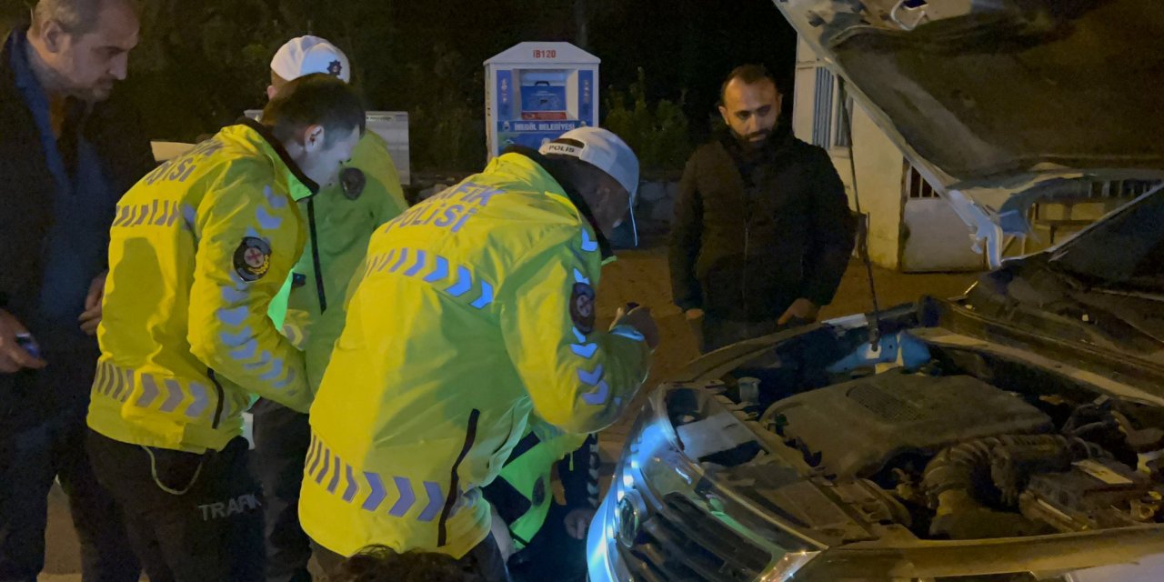İnegöl'de Aracın Motorunda Mahsur Kalan Kediyi Polis Kurtardı