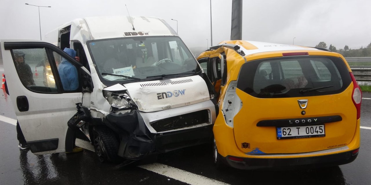 Otoyolda İşçi Servisi İle Taksi Çarpıştı: 13 Yaralı