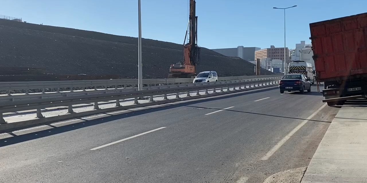 Esenyurt'ta Kamyonetten Düşen Çuvala Çarpmaktan Son Anda Kurtuldu