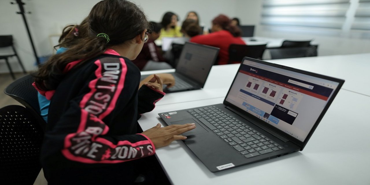 Akkök Holding, İskenderun’daki Depremzedelere Destek Merkezi Açtı