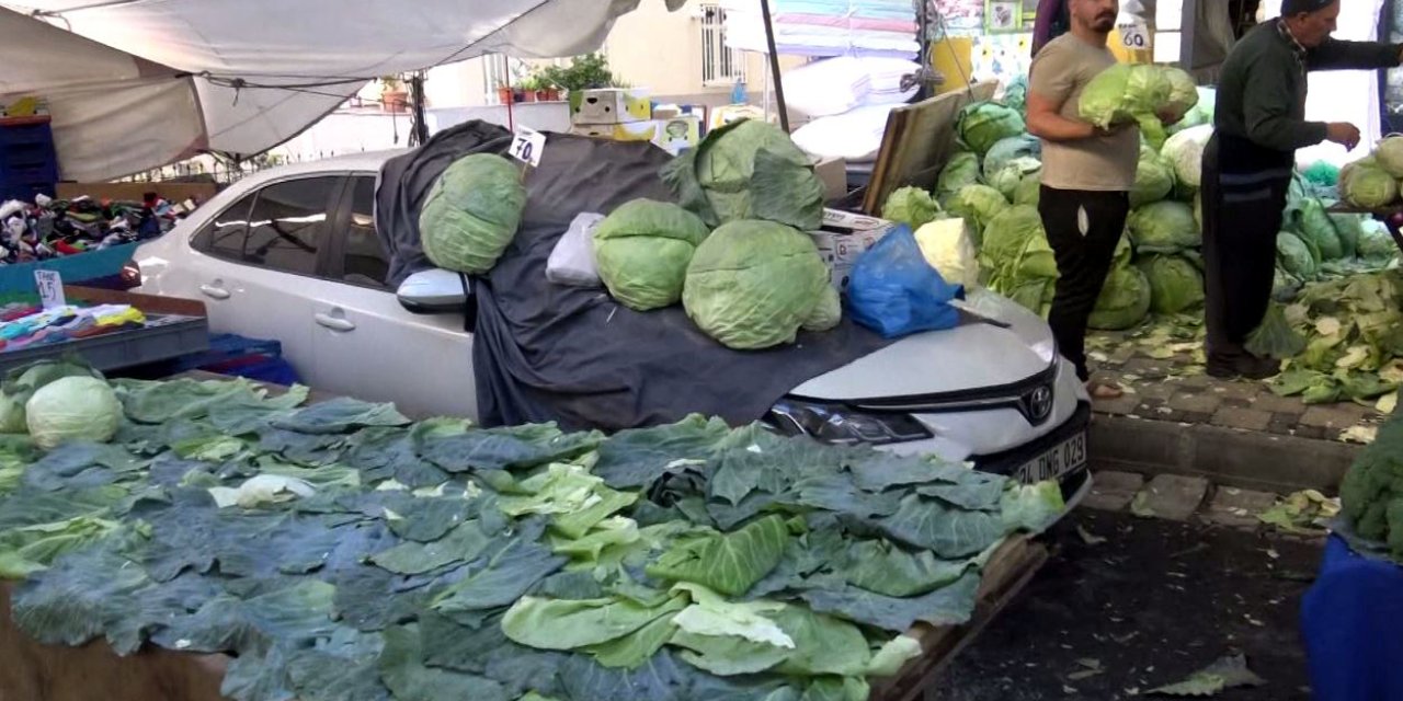 Avcılar'da Pazar Yerinde Bırakılan Otomobilin Üzerine Lahana Tezgahı Açıldı