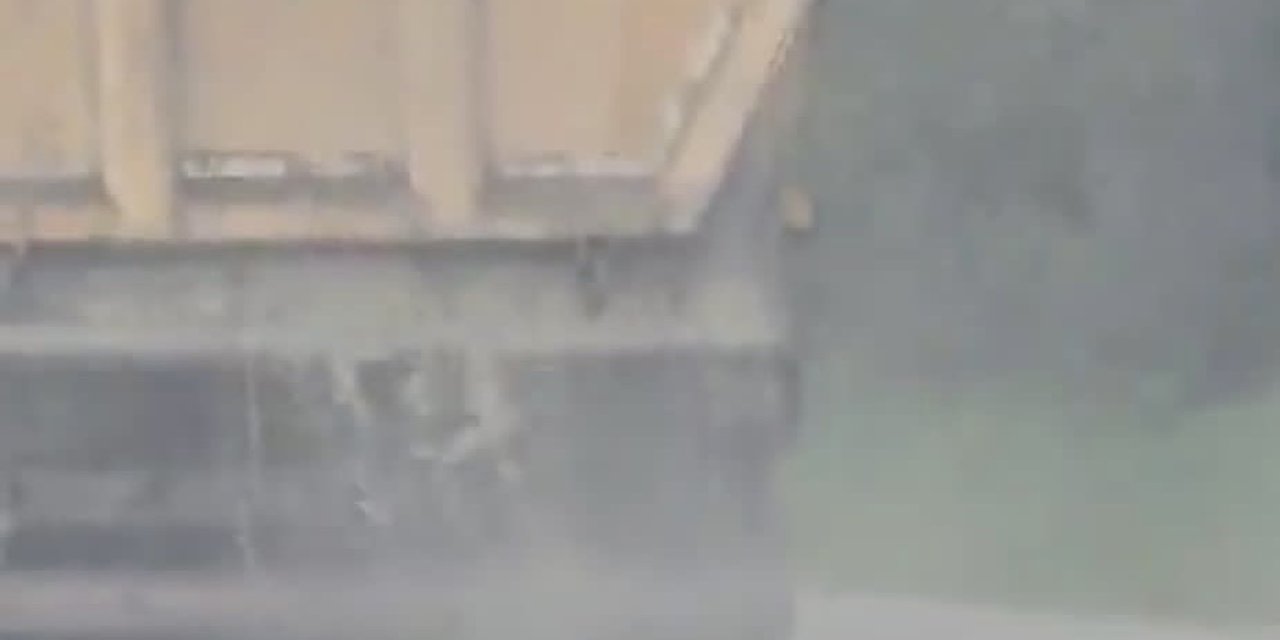 Otoyolda Tır Dorsesinden Çamur Döküldüğü Anlar Kamerada