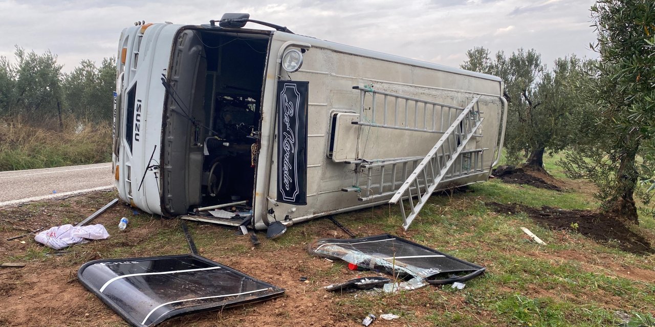 Osmaniye’de Servis Midibüsü Devrildi: 2 Yaralı