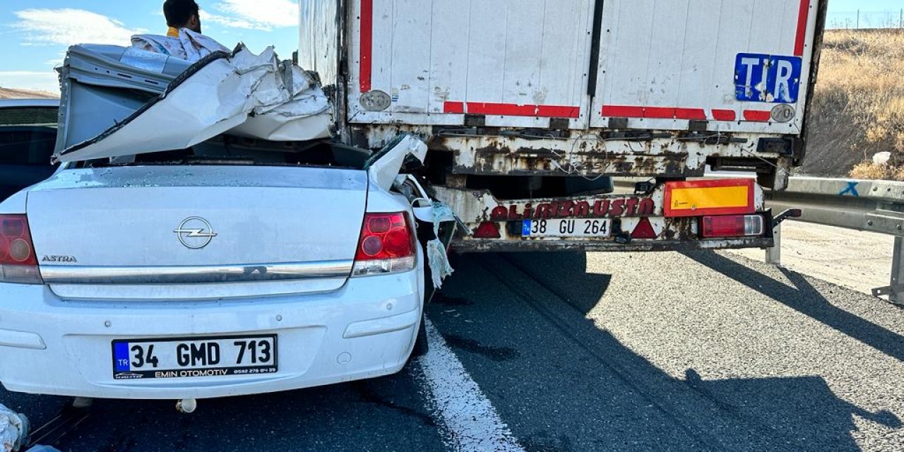 Otomobil Tır'ın Altına Girdi; 1 Ölü, 2 Yaralı