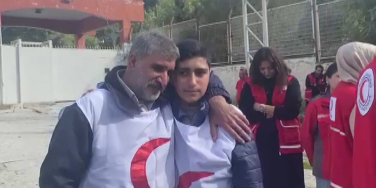 Depremde Ailesini Kaybeden Suriyeli Ahmed, Ülkesindeki Babası İle Sınırda Bir Araya Geldi