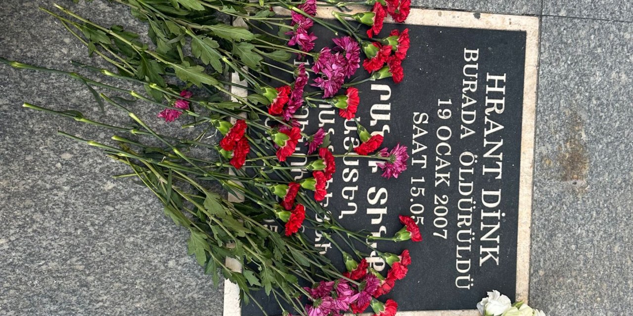 Sebat Apartmanı Önüne Hrant Dink İçin Karanfil Bıraktılar