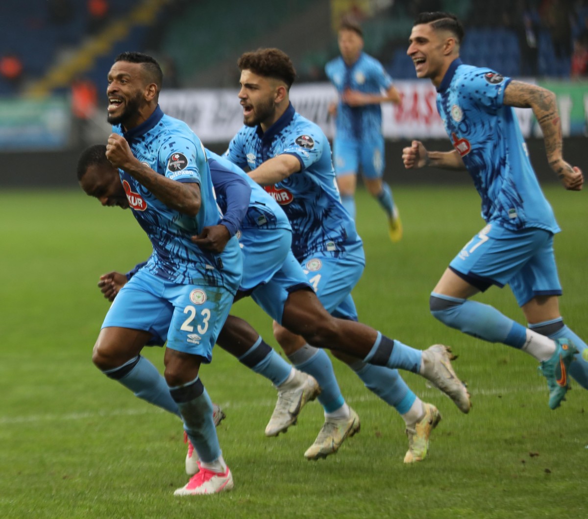 Çaykur Rizespor Altay'ı 3 Golle Geçti