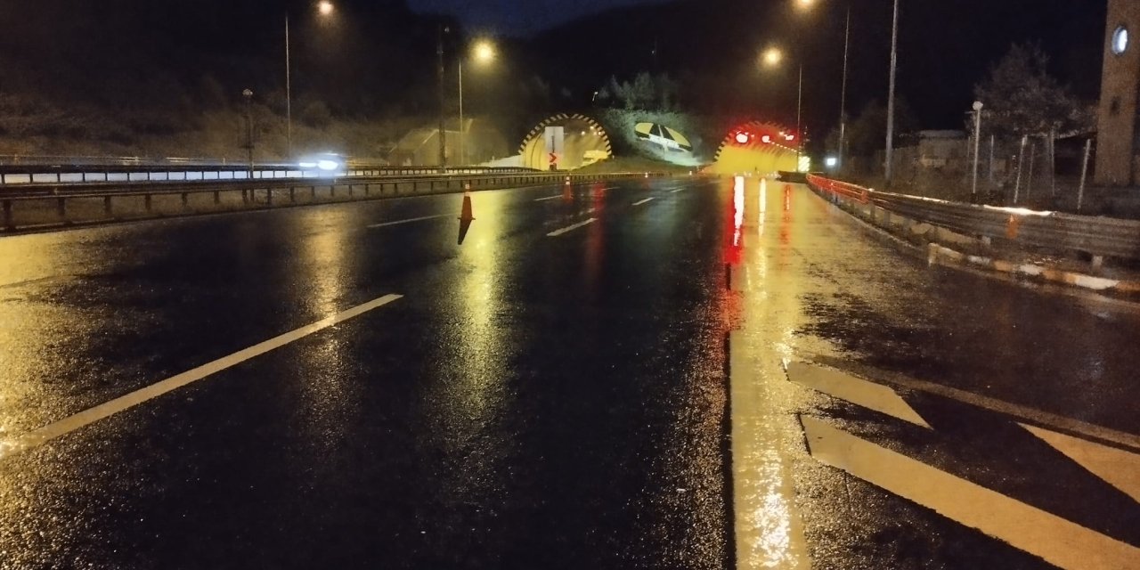 Bolu Dağı'nda Heyelan; İstanbul Yönü Ulaşıma Kapatıldı