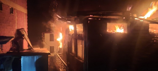 Rize'de baca yangını yan binaya sıçradı