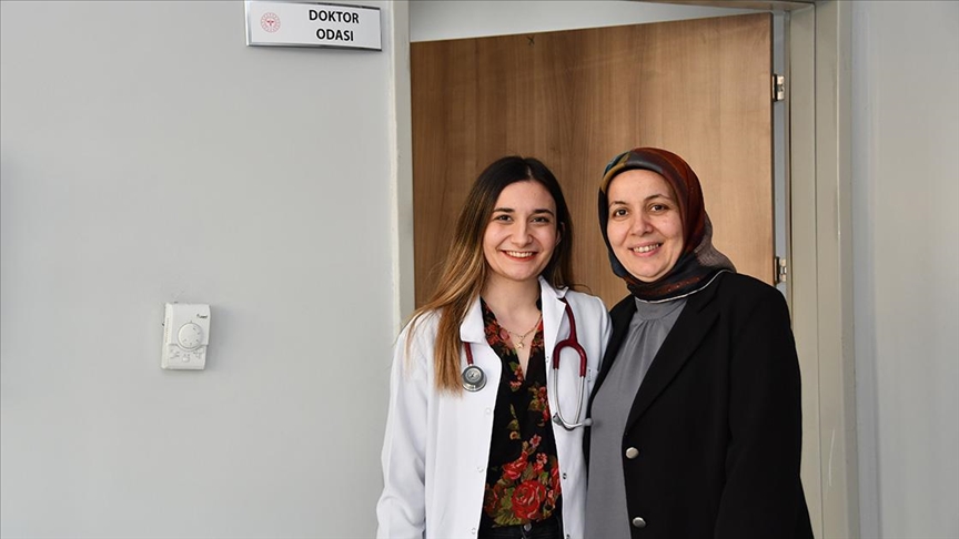 Hemşire anne ile doktor kızı aynı hastanede görev yapıyor