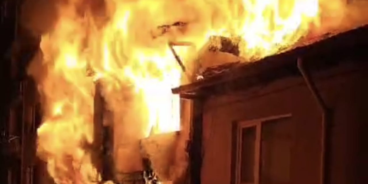Bursa'da Devrilen Elektrikli Isıtıcıdan Çıkan Yangında 2 Katlı Ev Harabeye Döndü: 1 Yaralı