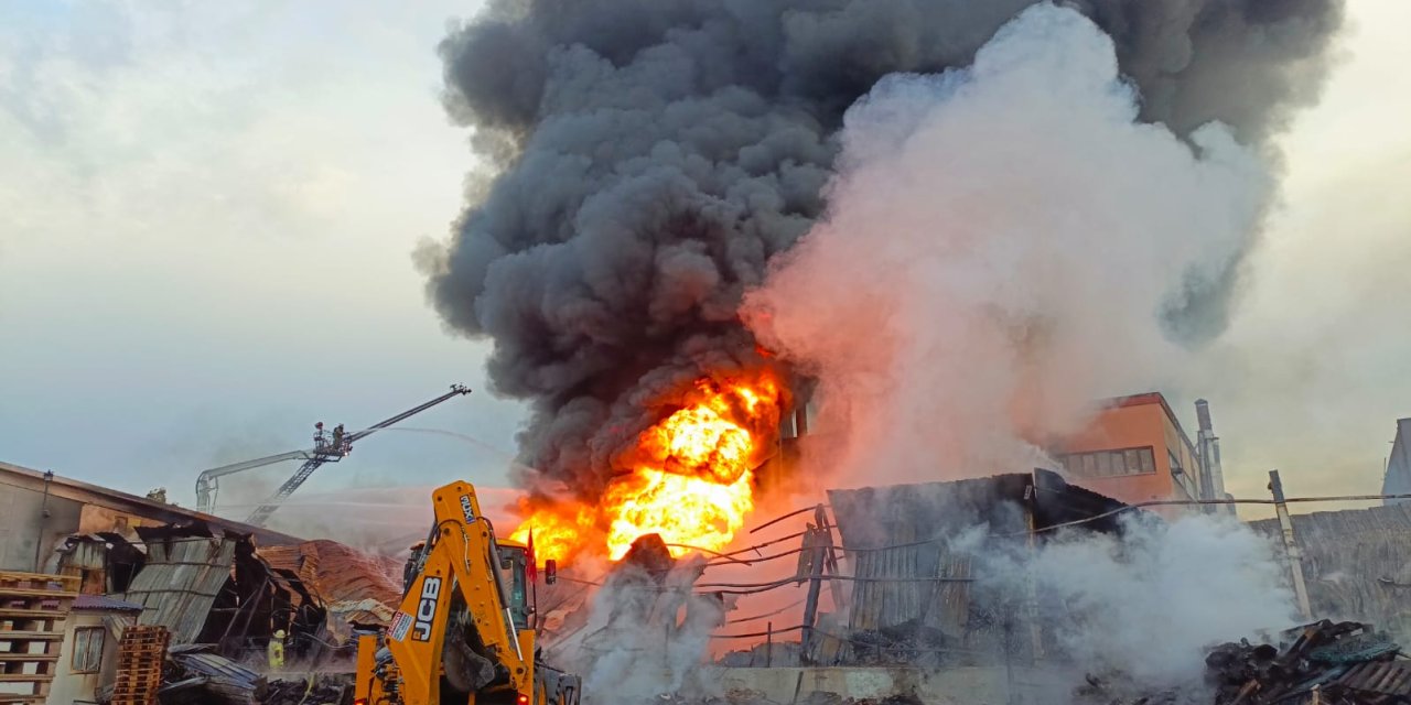 Esenyurt'ta Kimyasal Maddelerin Bulunduğu Depoda Yangın Sürüyor