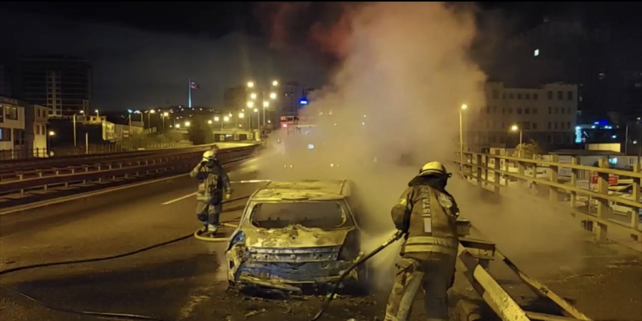 Ümraniye'de Otomobil Alev Alev Yandı