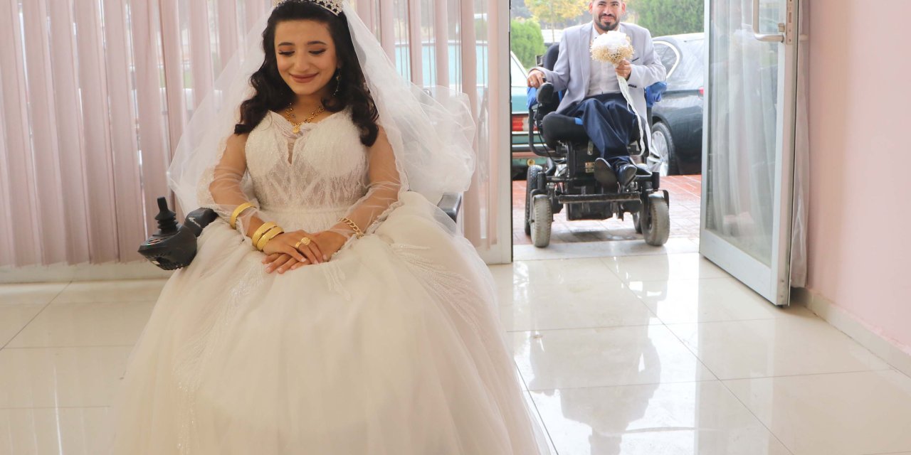 Engelli Çift, Tanıştıkları Düğün Salonunda Evlendi