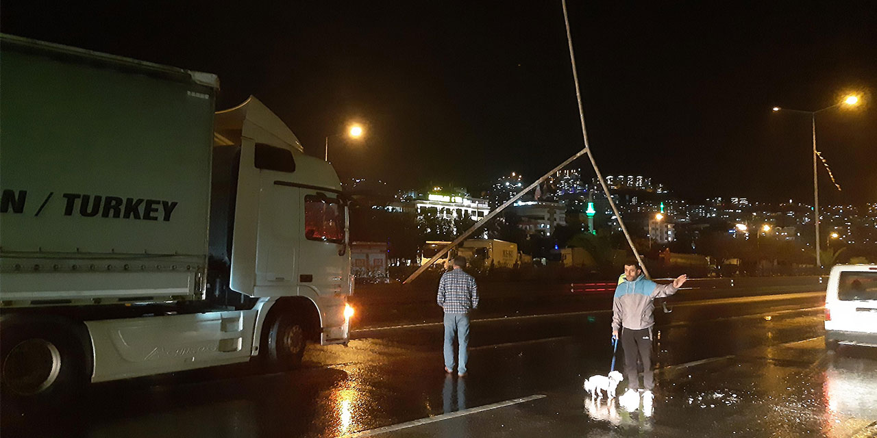 Trabzon'da Etkili Rüzgarla Aydınlatma Direği Yola Devrildi