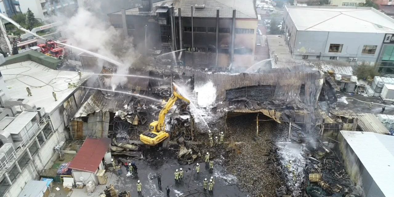 (Geniş Haber) Esenyurt'ta Kimyasal Madde Deposundaki Yangın Söndürüldü