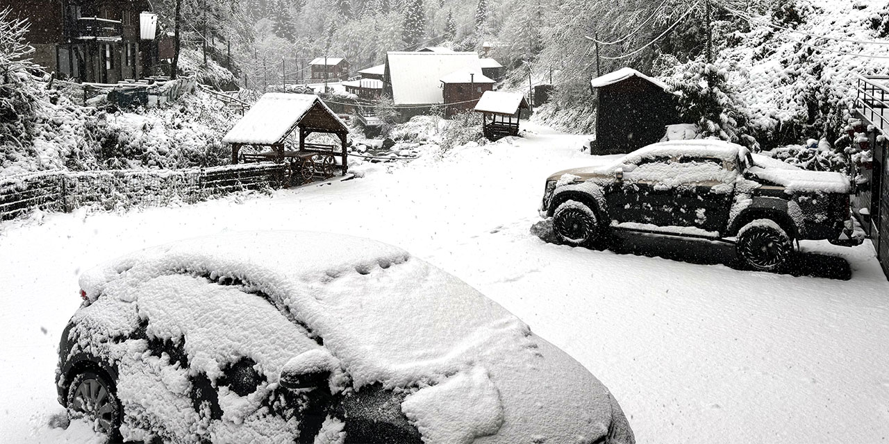 Rize'de Ayder Yaylası kar yağışıyla beyaza büründü