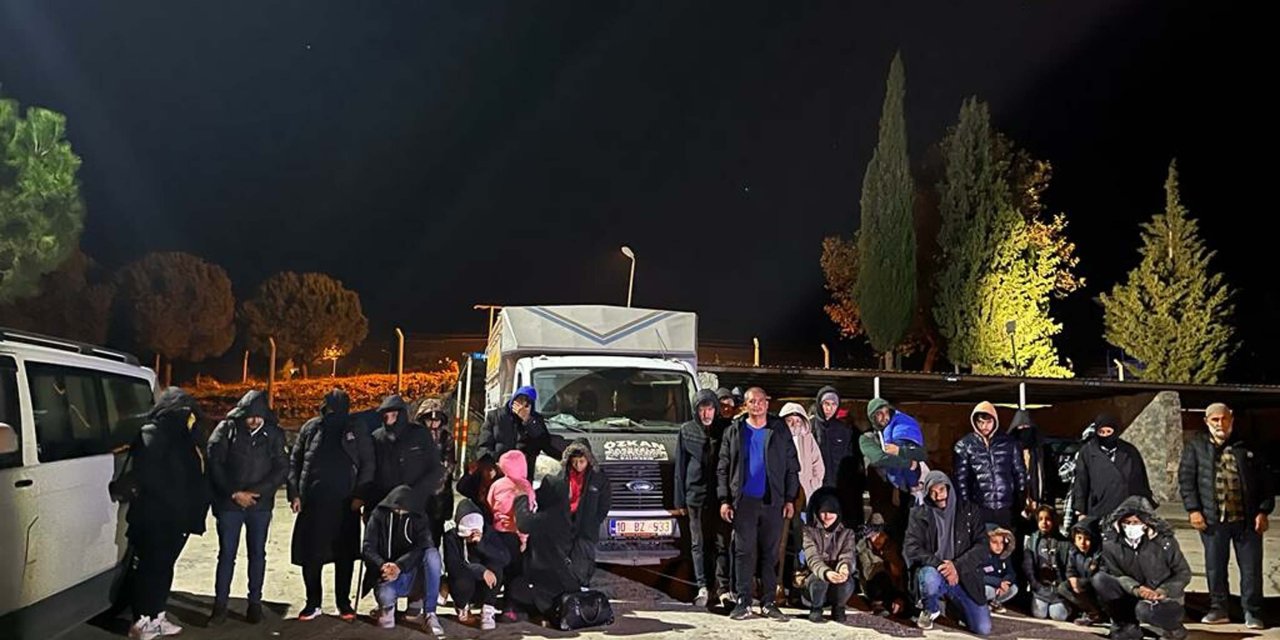 Çanakkale'de 64 Kaçak Göçmen İle 4 Organizatör Şüphelisi Yakalandı