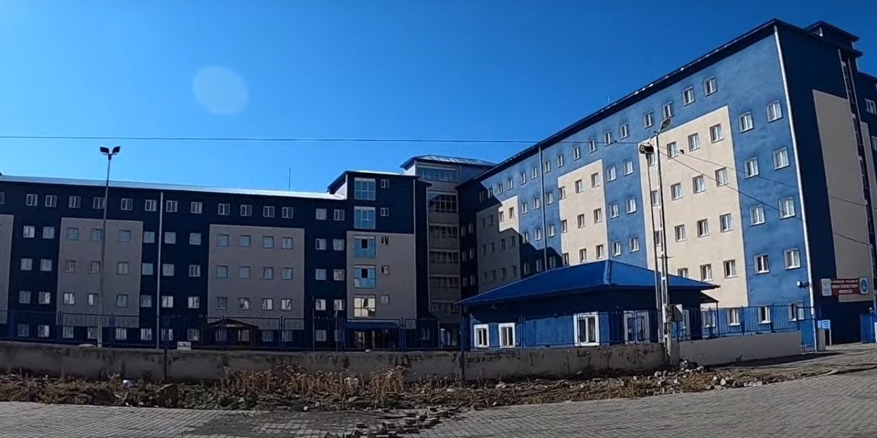 Kız Öğrenci Yurdunda ‘Üzerime Çay Döktün’ Kavgası: 1 Yaralı