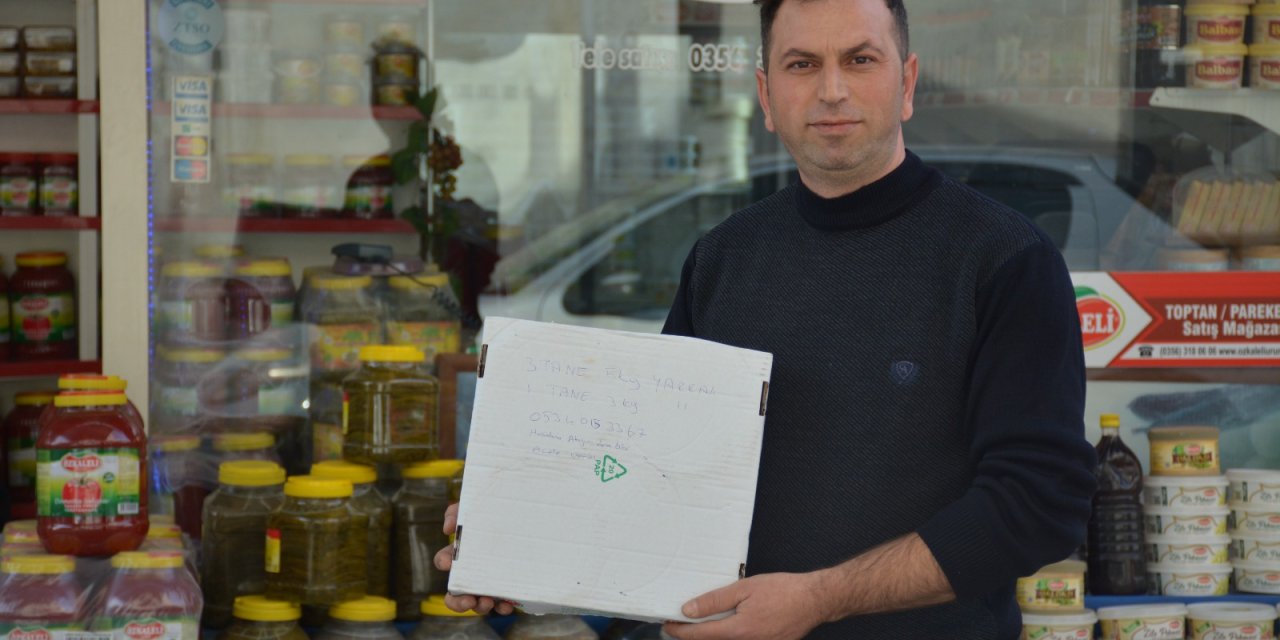 Kapalı Marketin Önünden Ürünleri Alıp, Not Bıraktı