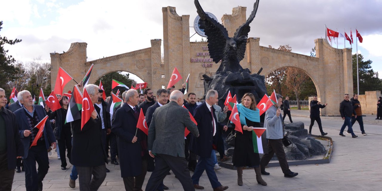 Üniversitede Akademisyen Ve Öğrencilerden İsrail Protestosu