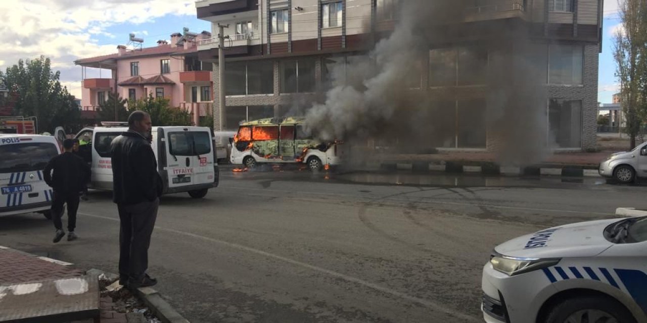Elektrik Kontağından Çıkan Yangında Minibüs Hurdaya Döndü