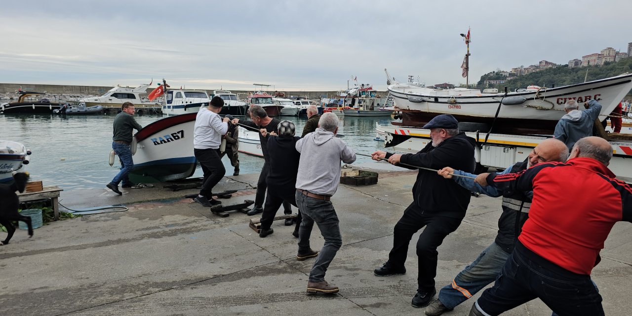 Fırtına Uyarısı Yapılan Zonguldak'ta, Balıkçılar Kayıklarını Karaya Çekti