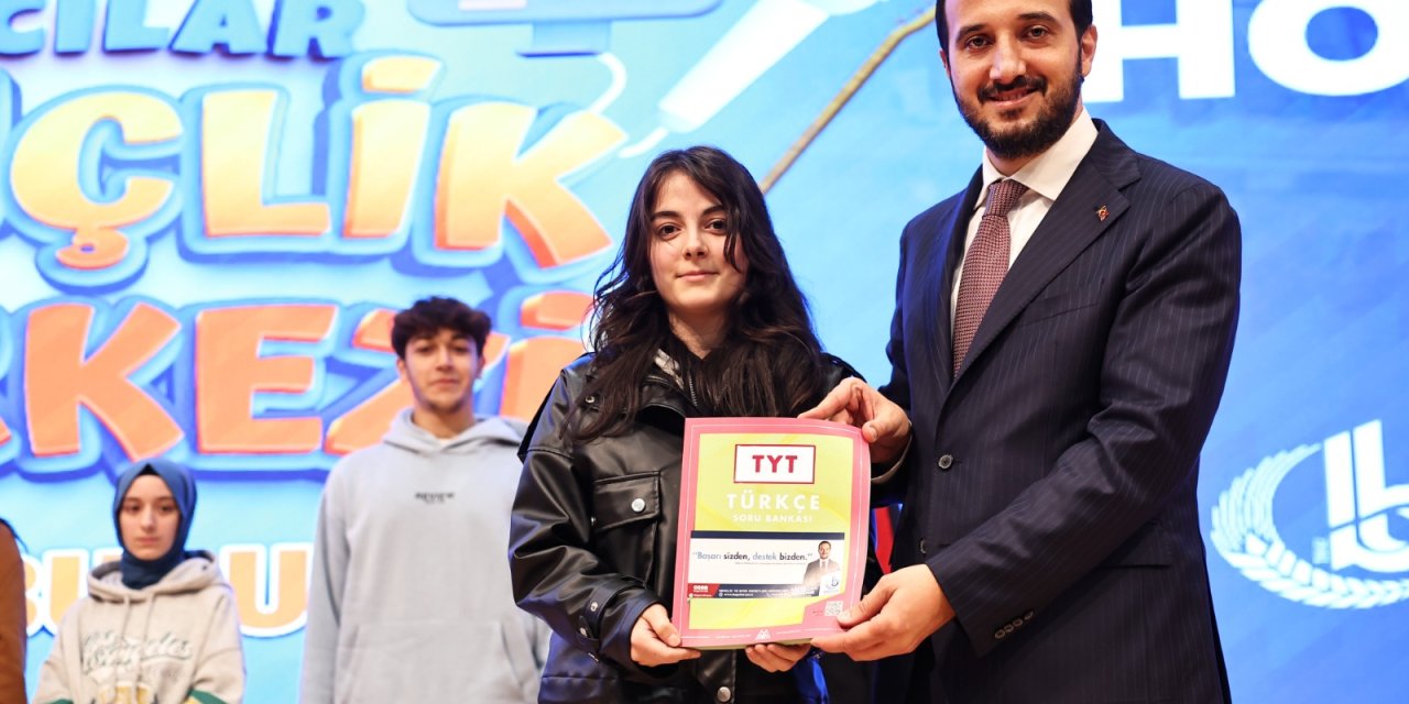 Bağcılar Belediyesi'nden Üniversiteye Hazırlanan Öğrencilere Kitap Desteği