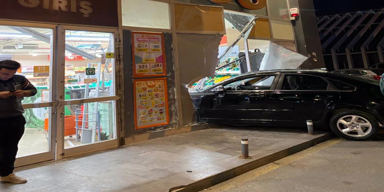 Avcılar'da Otomobil Markete Daldı