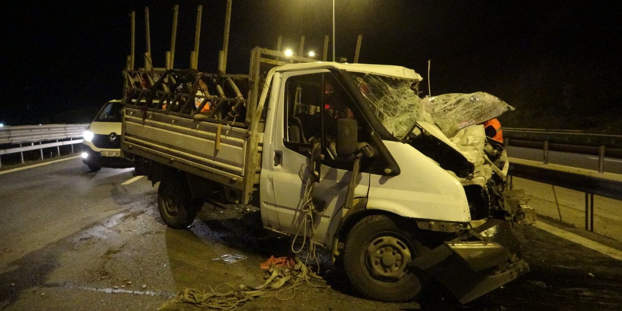 Tem Otoyolu'nda Otomobil İle Kamyonet Çarpıştı; 10 Kilometrelik Araç Kuyruğu Oluştu