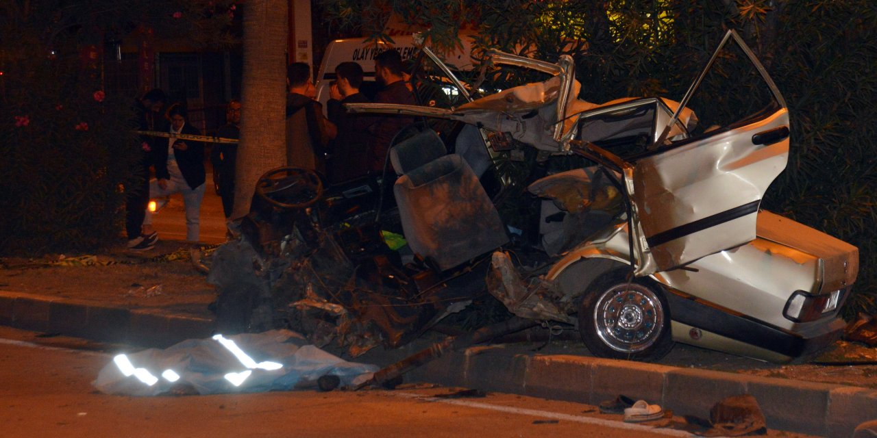 Kontrolden Çıkan Otomobil Refüjdeki Ağaçlara Çarptı: 3 Ölü, 2 Yaralı