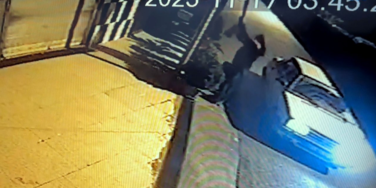 İş Yerine Asılı Bayrağı Çalındı; ‘Özür Dilesin, Hediye Edeceğim’ Dedi