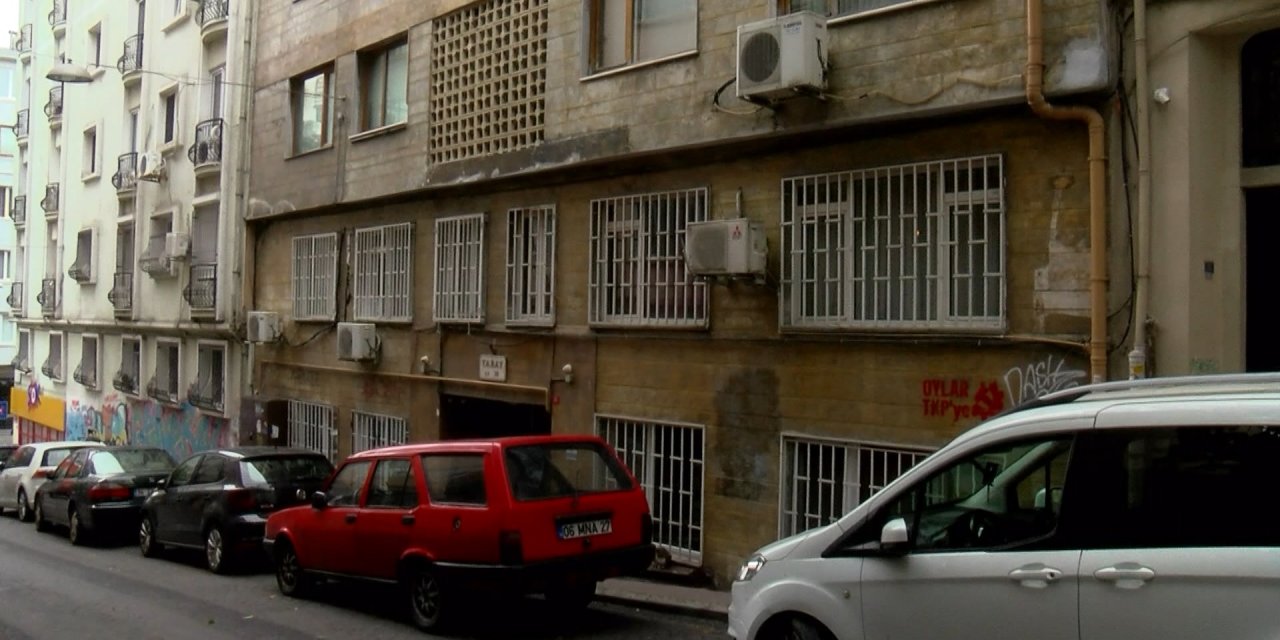 Orhan Pamuk'un Davalık Olduğu Apartmanda Keşif