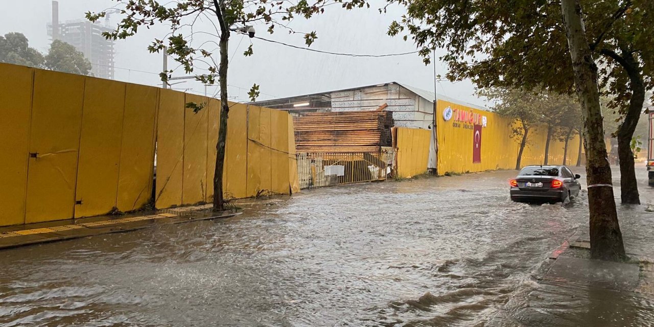İzmir'de Sağanak; Cadde Ve Sokaklar Göle Döndü