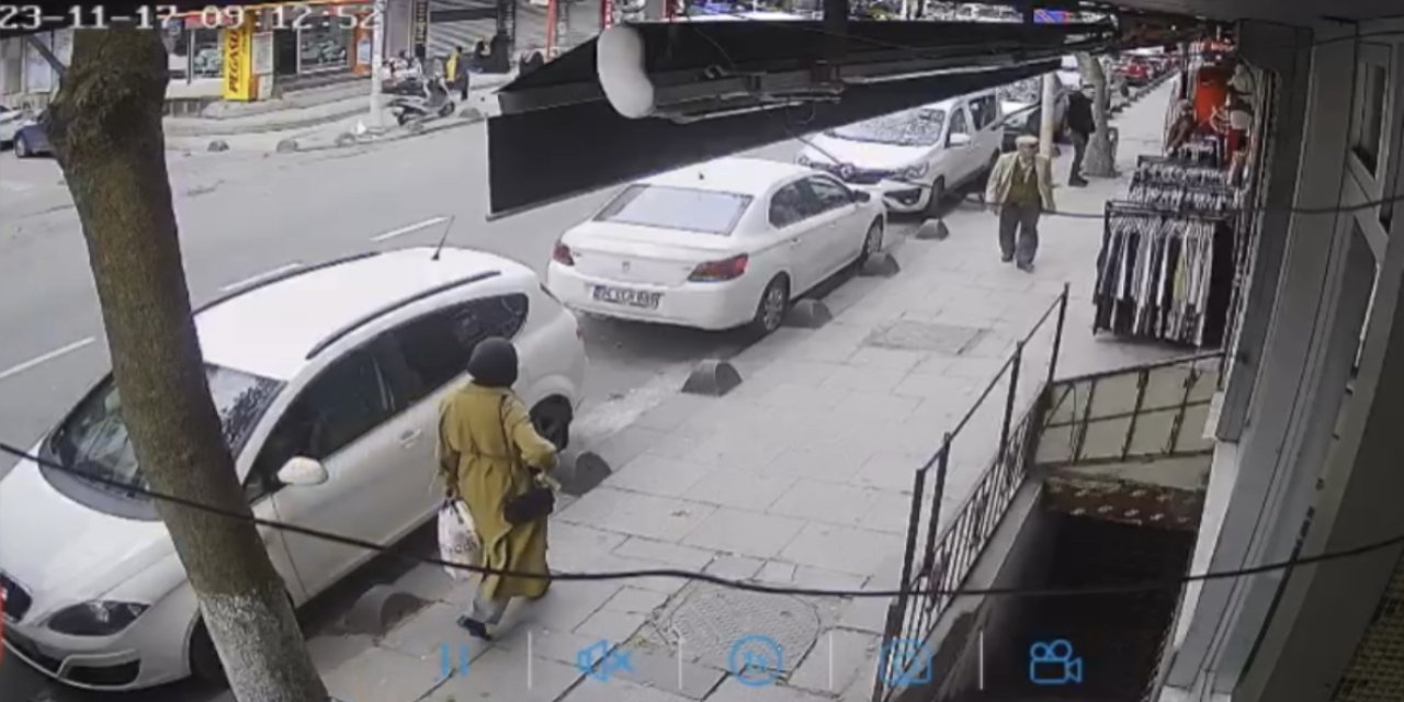 Sultangazi'de Yolun Karşısına Geçmek İsterken Otomobil Çarptı