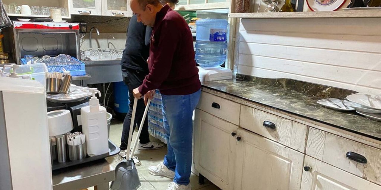 İzmir'de Sağanak; Cadde Ve Sokaklar Göle Döndü (2)