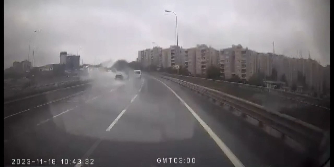 Arnavutköy'de Yoldaki Su Birikintisi Kazaya Neden Oldu