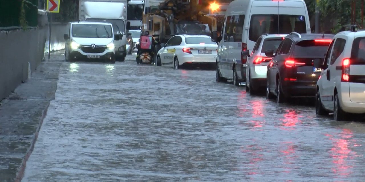 Sarıyer'de Yol Göle Döndü; Araçlar Güçlükle İlerledi