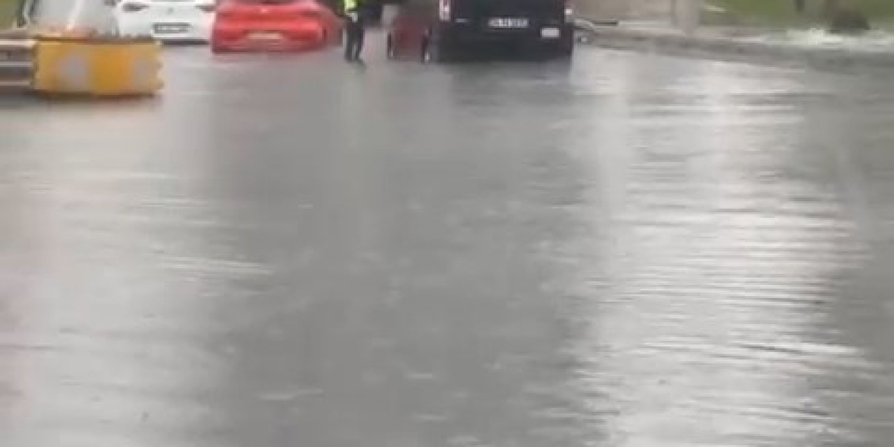 Zeytinburnu'nda Araçlar Yolda Mahsur Kaldı