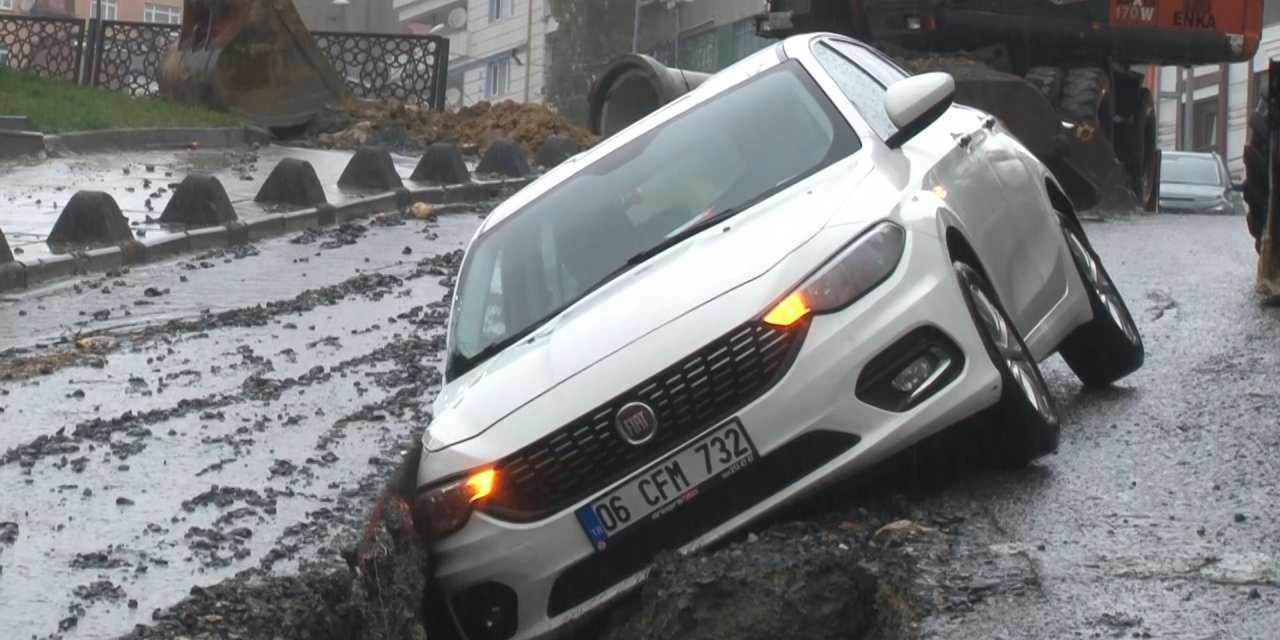 Arnavutköy'de Otomobil Çukura Düştü