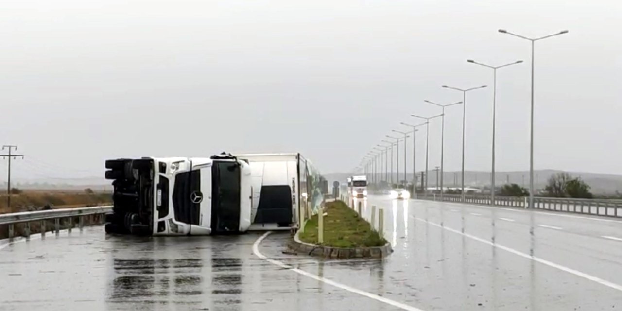 Edirne'de Kuvvetli Rüzgar, Tır Devirdi