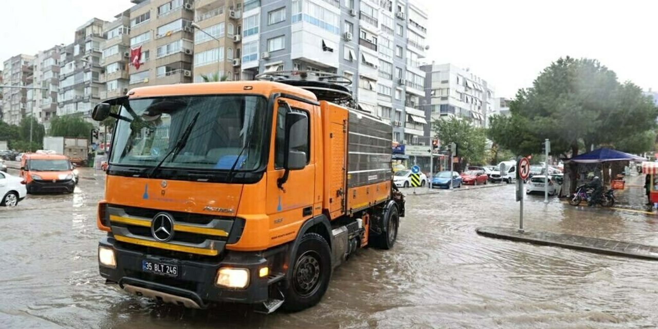 İzmir'de Sağanak; Cadde Ve Sokaklar Göle Döndü (3)