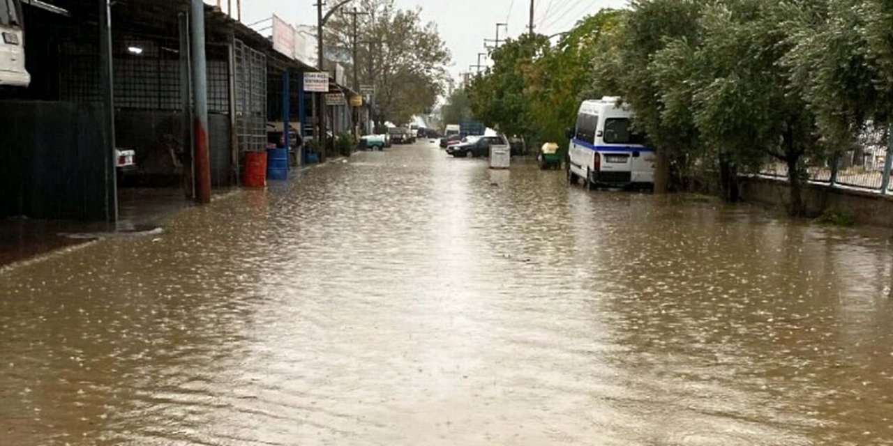 Turgutlu'da Sağanak, Hayatı Olumsuz Etkiledi