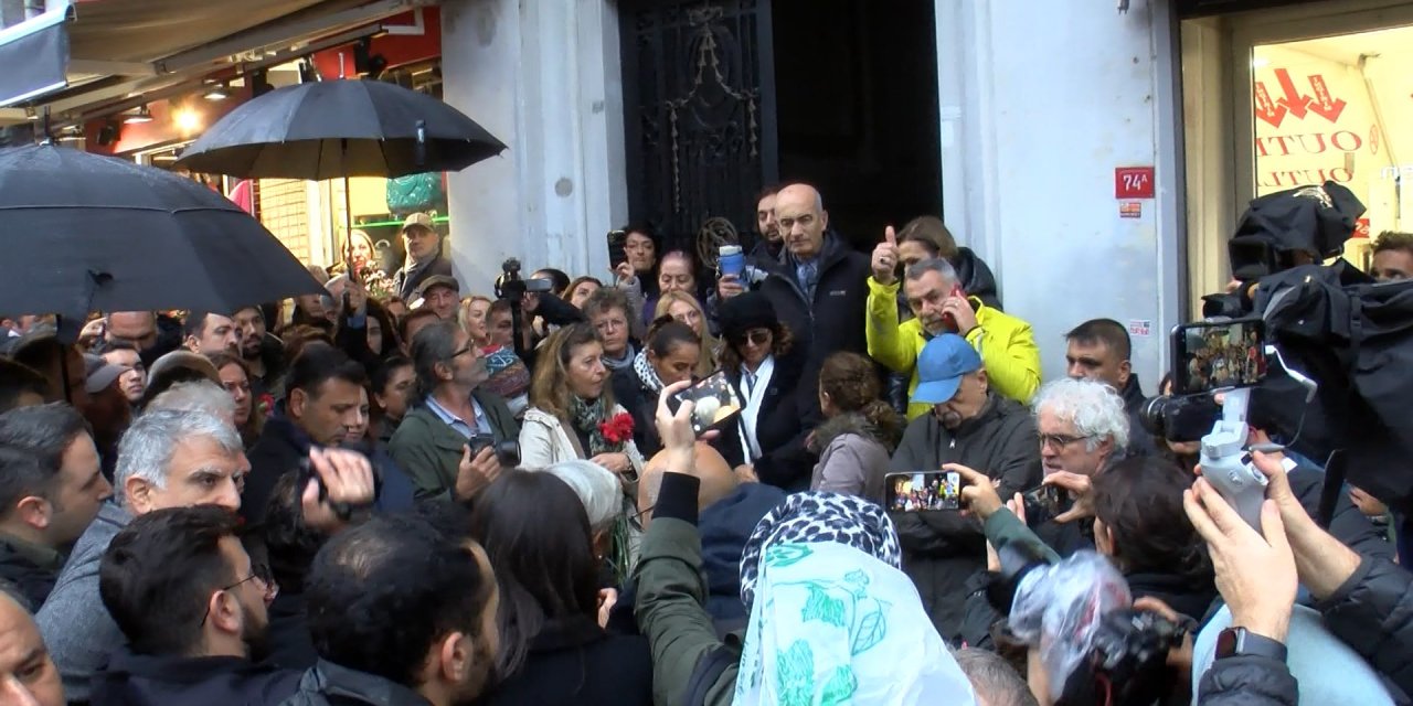 Hrant Dink'in Öldürüldüğü Yerde Karanfilli Protesto