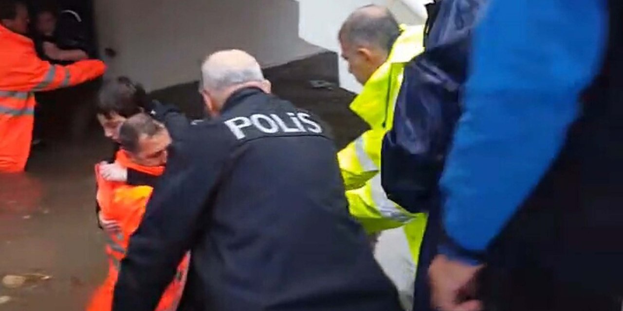 Su Basan Bodrum Katta Mahsur Kalan 3 Kişilik Aile İle Köpeklerini İtfaiye Kurtardı