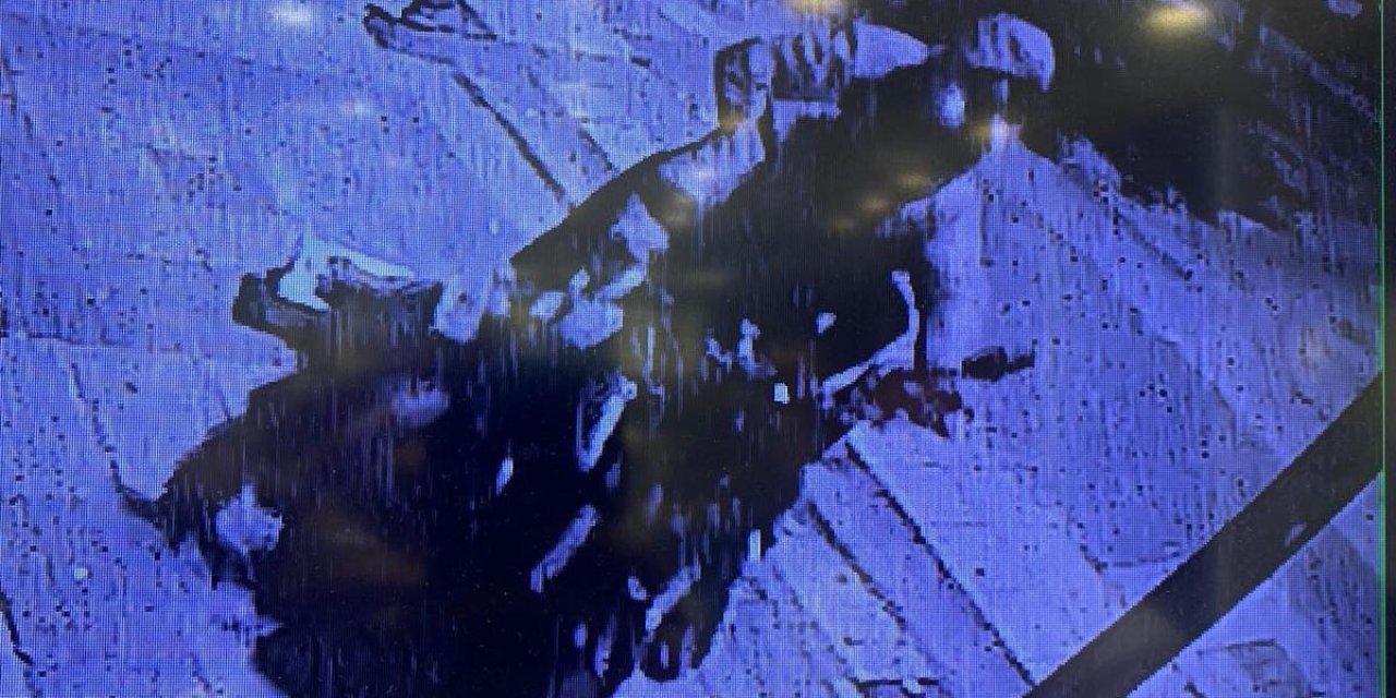 Bakırköy'de Motosikletli Hırsızların Kuyumcu Soygunu Kamerada